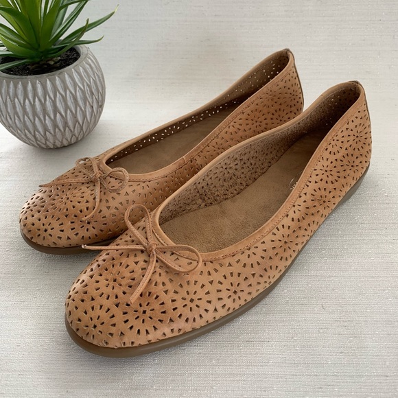 Coldwater Creek Tan Perforated Leather Bow Ballet Flats Woman’s 10 - Picture 7 of 10